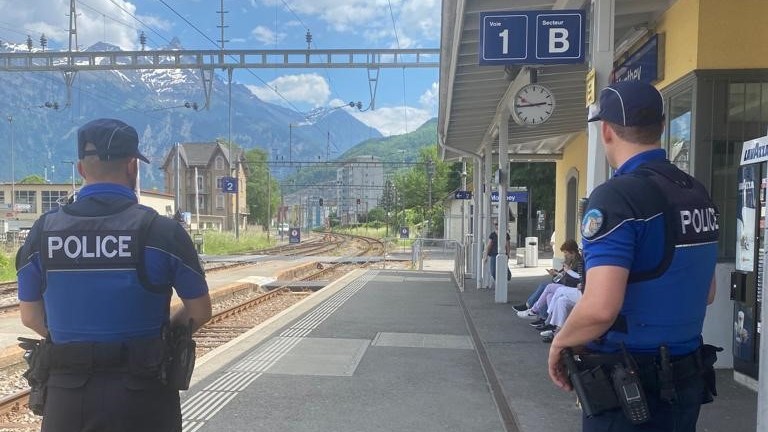 Opérations sécuritaires de la police cantonale valaisanne dans les gares et les trains